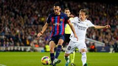 Sergio Busquets y Luka Modric.Sergio Busquets, capitn del Barcelona, y Luka Modric, centrocampista del Real Madrid