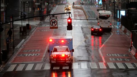 Una ambulancia se desplaza por la calle 42, de Nueva York