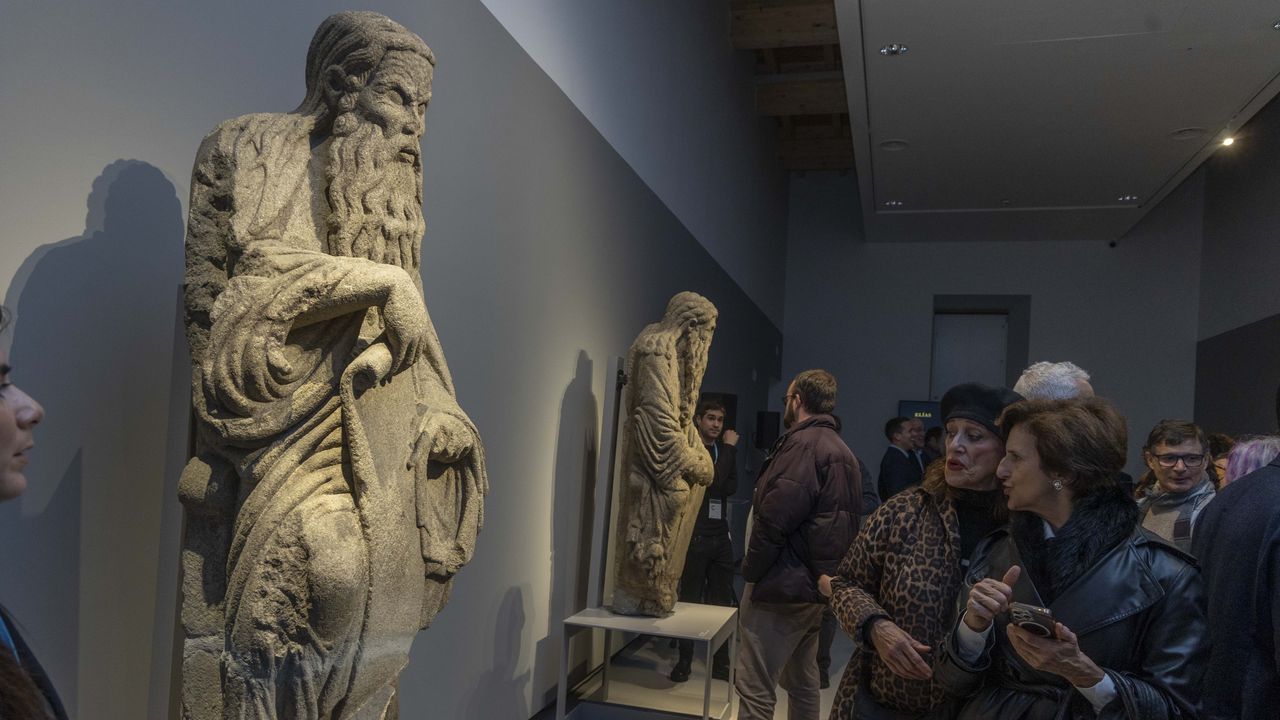 Las estatuas del Mestre Mateo que el Supremo ordenó a los Franco devolver a Santiago se expondrán permanentemente en el Museo do Pobo Galego