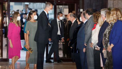 La princesa Leonor (i), el rey Felipe VI (c) y la reina Letizia (2i) saludan a las autoridades a su llegada al tradicional concierto de los Premios Princesa de Asturias