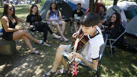 Charlas, partidas de cartas o canciones afianzan la convivencia de los grupos