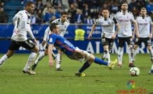 Christian Fernandez Real Oviedo Albacete Carlos Tartiere.Christian Fernandez, en una accion frente al Albacete