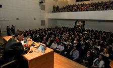 El juez de menores Juan Calatayud llen� por completo el aforo de la Fundaci�n Barri�.