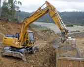 Una excavadora trabajaba ayer en el tramo en obras de la autov�a.