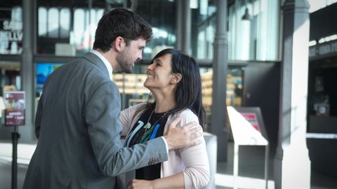 La presidenta de Alian&ccedil;a Catalana, S&iacute;lvia Orriols, y el candidato de Alian&ccedil;a Catalana a la alcald&iacute;a de Barcelona, Jordi Aragon&egrave;s, a su llegada al acto pol&iacute;tico ?Salvemos Barcelona?, a 19 de junio de 2026, en Barcelona.