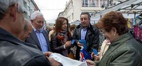 Torres, Pi�eiro y Sambade, durante el reparto de publicidad en la feria de ayer en Vimianzo.