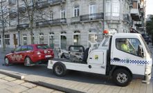 La gr�a municipal actuando en la calle Montero R�os, donde retira un veh�culo aparcado dentro del �rea peatonal. 