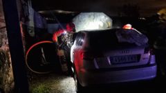 Uno de los coches a los que plantaron fuego en la aldea de Vilanova de Tenorio, en el municipio de Cerdedo-Cotobade