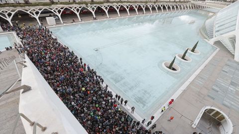 Miles de voluntarios se concentran en la Ciudad de las Artes de Valencia desde donde se coordina la ayuda