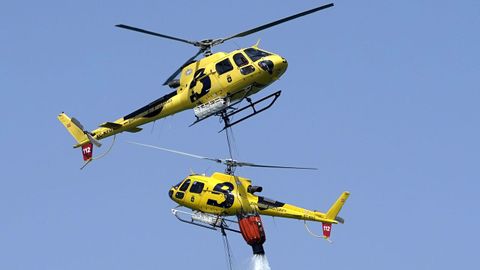 Miles de personas han seguido desde la playa de San Lorenzo y sus aledaños las exhibiciones y acrobacias de los aviones, helicópteros y paracaidistas que han participado en el XIX Festival Aéreo de Gijón, un evento que se ha iniciado al mediodía con unas condiciones meteorológicas idóneas, con cielo despejado, sol y poco viento.