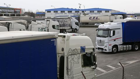 Camiones parados en la ciudad del transporte de Lugo