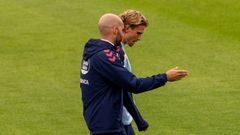 Carl Starfelt y Claudio Gir�ldez, charlando en un entrenamiento del Celta esta semana.
