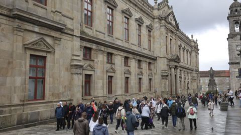 La protesta se ha convocado delante de la Facultad de Medicina, en la foto, coincidiendo con la inauguraci�n del encuentro