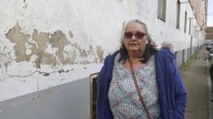 Isabel Riveiro, presidenta de la Asociaci�n de Vecinos de Recimil, junto a una fachada con desperfectos.
