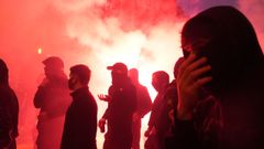 Encapuchados durante los disturbios en Bilbao.
