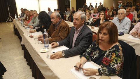 Tom�, entre Bel�n Prieto y Jose Luis Losada, durante la intervenci�n de Gonzalo Caballero
