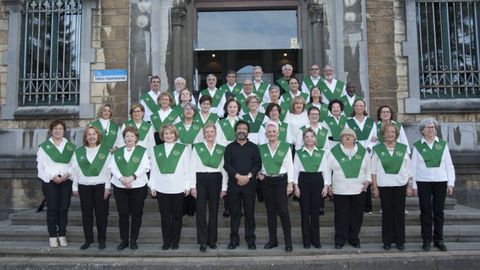Coro de los alumnos de PUMUO de la Universidad de Oviedo. Mar�a Luisa Najas es la tercera de la segunda fila empezando por abajo a la derecha