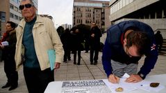 Vecinos de Coia recogen firmas contra el barco en la rotonda