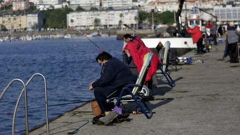 Pescadores recreativos en el muelle de Sada, a finales de julio, cuando oficialmente estaba prohibida en todos los puertos, gallegos y estatales