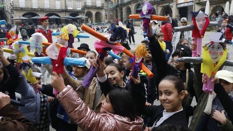 La fiesta comienza retando a los chicos a conseguir los muecos