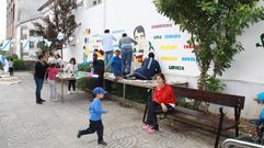 A festa da palabra.Un mural de homenaxe a Carlos Casares coas palabras m�is fermosas do galego decora a praza de abastos da Pobra de Trives
