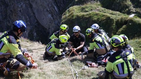 Los bomberos del SPEIS de Nar�n, en la formaci�n de rescate vertical por los acantilados de Pena Lopesa