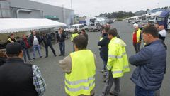Miembros de los piquetes informativos de la huelga, con los camiones de los transportistas de fuera aparcados en la explanada de R�o do Pozo