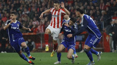 Derbi asturiano entre el Real Sporting de Gijon y el Real Oviedo en El Molin�n