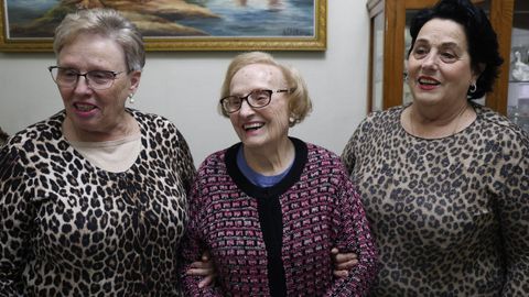 Esperanza Corti�as cumple este mi�rcoles 109 a�os. Posa junto a sus hijas Mar�a del Carmen y Aurora