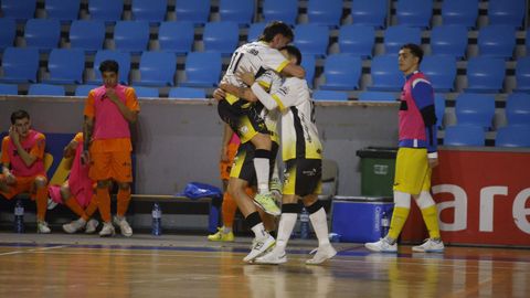 Los locenses celebran uno de sus goles al Burela en el Municipal.