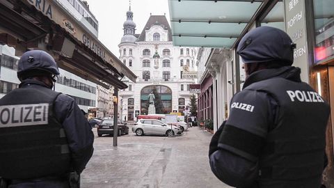 Agentes de polic�a patrullan en el centro de Viena