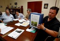 Luis Lamas, Diego V�zquez, Evencio Ferrero y �ngel V�zquez, ayer, en la firma del contrato. 