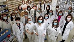 Noem Martnez, delante en el centro, con parte del servicio de farmacia hospitalaria en el Cunqueiro