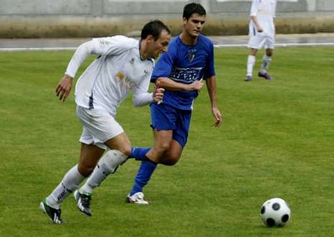 Edu, a la izquierda, trata de conducir el bal�n en el partido ante O Val en A Pinguela.