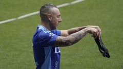 El capitn Santi Cazorla se coloca un pulsmetro este sbado en la capital asturiana, durante el ltimo entrenamiento antes del partido de maana ante el Mirands, correspondiente a la vuelta de la semifinal de la fase de ascenso a Primera divisin