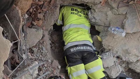 Un miembro de la ONG Briegal realizando labores de rescate