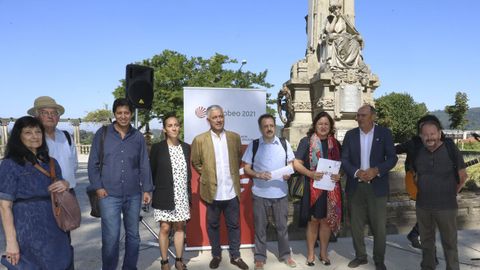 El proyecto se present junto a la escultura de la autora en la Alameda compostelana