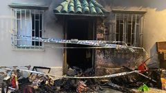 Casa incendiada en la calle Camino de Poupor�n, en Mesoiro
