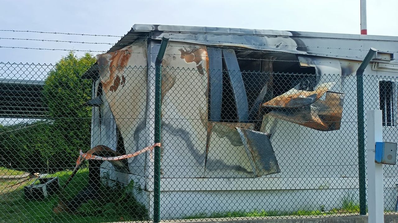 Las instalaciones del servicio de control de fauna de Alvedro siguen entre escombros tres meses después del incendio
