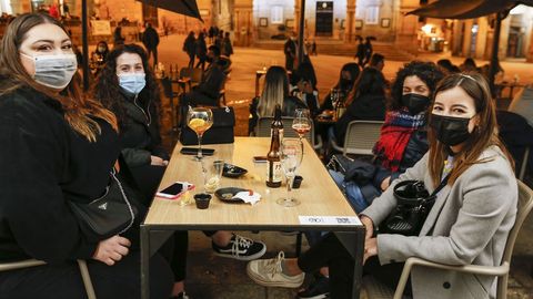 Las dos chicas de la izquierda residen en A Coru�a  y no visitaban Ourense desde Navidad