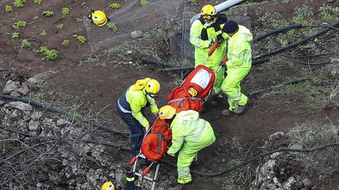 Cinco profesionales rescatan uno de los cuerpos