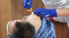 Un trabajador sanitario suministra la vacuna contra el covid-19 a un hombre en el Centro Cultural Miguel Delibes, en Valladolid