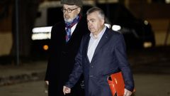 Santos Cerdn, con su abogado tras salir de la crcel de Soto del Real