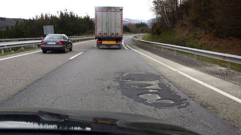 Subida de O Cereixal, con el carril derecho destrozado