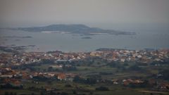 La isla de S�lvora, envuelta por el humo de los incendios de Portugal