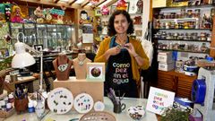 Leonor D�az, en el taller  en el que trabaja en su casa, en el barrio vigu�s del Poulo