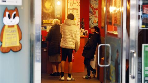 Una familia entrando en el D�plex de Ferrol, el pasado viernes, antes del inicio de una sesi�n. 