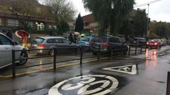Im�genes como esta, en las que la entrada a un colegio, en este caso el P�o XII, provoca un monumental atasco, no tienen que repetirse. Para ello, el objetivo es que los alumnos vayan al centro a pie o en transporte p�blico