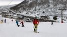 Los esquiadores disfrutan de la nieve con la estacin de esqu de Valgrande-Pajares al fondo.Los esquiadores disfrutan de la nieve con la estacin de esqu de Valgrande-Pajares al fondo