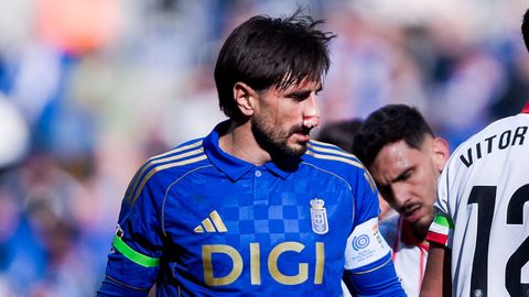 David Costas, tras recibir el golpe de Vanat durante el Real Oviedo-Girona